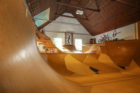 Das umgebaute Rathaus mit eigenem Skatepark steht in Norfolk zum Verkauf