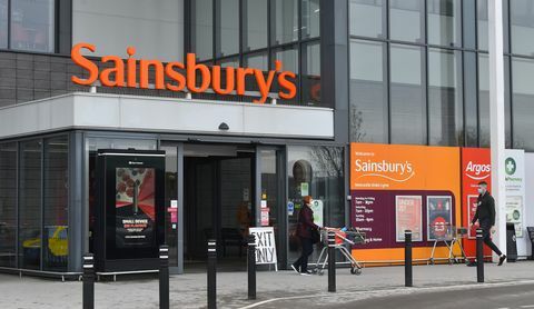 newcastle unter lyme november 05 ein allgemeiner blick außerhalb von sainsbury's und argos, als sie ankündigen, dass sainsbury's 3.500 kürzen wird Arbeitsplätze und Schließung von 420 Argos-Läden am 05. November 2020 in Newcastle Under Lyme, Staffordshire, Foto von Nathan Stirkgetty Bilder