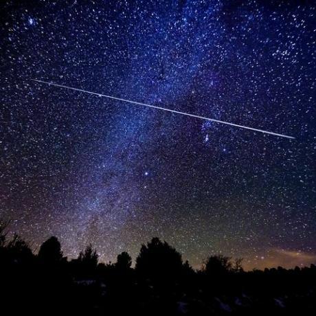 Astrofotografie Meteorschauer mit Milchstraße und Sternen