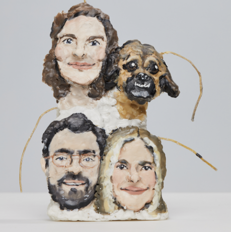 Wachsfiguren von Mensch und Hund