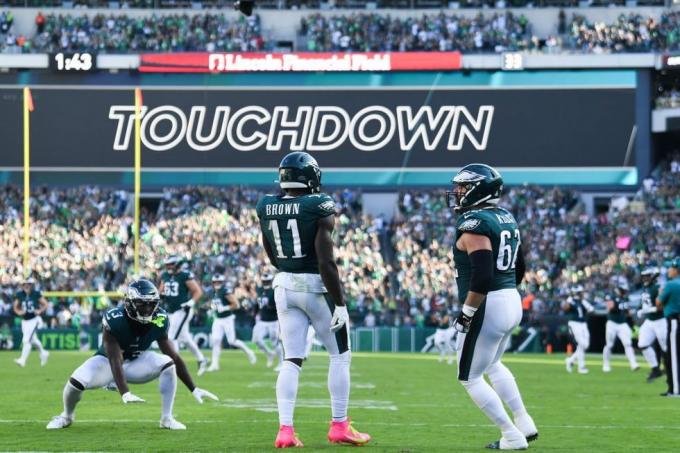 Philadelphia, PA 1. Oktober AJ Brown 11 feiert mit seinem Teamkollegen Jason Kelce 62 der Philadelphia Eagles, nachdem er während des einen Touchdown erzielt hat Zweite Halbzeit gegen die Washington Commanders im Lincoln Financial Field am 1. Oktober 2023 in Philadelphia, Pennsylvania, Foto von Kathryn Rileygetty Bilder