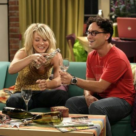 Los Angeles 18. August die Jiminy-Vermutung Leonard Johnny Galecki, rechts und Penny Kaley Cuoco, links kämpfen, um sich von einer Peinlichkeit zu erholen erster kontakt, über die urknalltheorie, montag, 28. september, 930, 10.00 uhr, etpt im cbs-fernsehnetzwerk foto von sonja flemmingcbs über getty Bilder