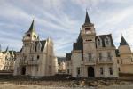 Geisterstadt von kleinen französischen Chateaus des Imitats in der Türkei sitzt leer, nachdem Entwickler bankrott geht