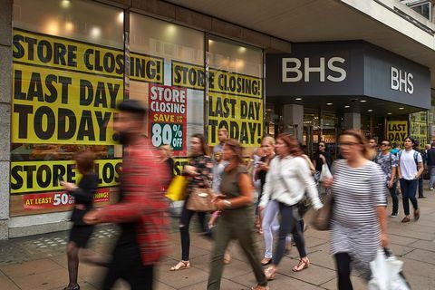 Fußgänger gehen am Flagship-Store des Einzelhändlers BHS (British Home Stores) in der Oxford Street im Zentrum von London am 13. August 2016 während seines letzten Handelstages vorbei, bevor der Laden schließt. Die britische Kaufhauskette BHS soll mit dem Verlust von bis zu 11.000 Arbeitsplätzen schließen, teilten die Administratoren im Juni 2016 mit, nachdem sie keinen Käufer gefunden hatten. Die 88-jährige Kette, die Kleidung, Lebensmittel und Haushaltswaren verkauft, konnte nicht mithalten traditionelle Rivalen wie Marks & Spencer und Online-Giganten wie Amazon, was zu einem großen Verlust von Marktanteil. Der Londoner Flagship-Store in der Oxford Street wird am 13. August 2016 zum Handelsende geschlossen. Berichten zufolge sollen alle Läden bis zum 20. August schließen