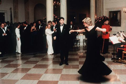 Washington, DC, 9. November Diana, Prinzessin von Wales, trägt einen nachtblauen Samt, ein schulterfreies Abendkleid, das von Victor Edelstein entworfen wurde, wird von uns beobachtet Präsident Ronald Reagan und First Lady Nancy Reagan, als sie mit John Travolta am 9. November 1985 im Weißen Haus in Washington tanzt. DC Foto von anwar hussein Drahtbild