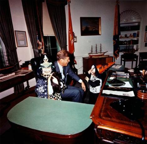 dieses foto von cecil stoughton zeigt caroline kennedy und john f kennedy, jr, die präsident john f kennedy im ovalen büro an halloween in ihren kostümen besuchen