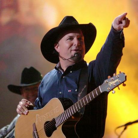 garth brooks führt gute fahrt cowboy während der 39. jährlichen cma-preise durch