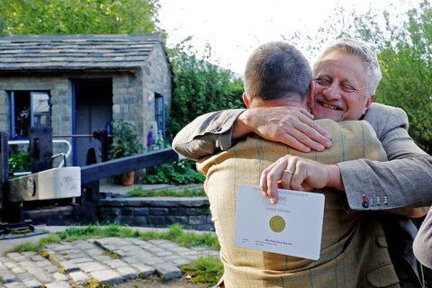 Mark Gregory, Gartendesigner, reagiert, als er eine Goldmedaille für das Welcome to Yorkshire Garden auf der RHS Chelsea Flower Show in London am 21. Mai 2019 erhält.