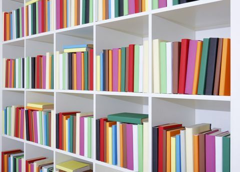 Bunte Bücher auf einem Bücherregal