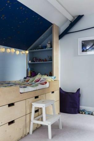 Schlafzimmer mit Schrankbett und Lichterkette