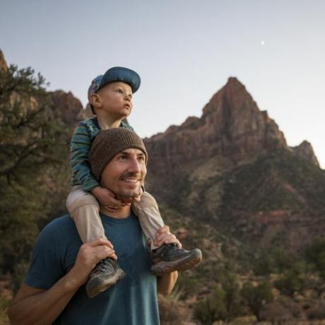 ein Vater und sein Sohn wandern auf einem malerischen Weg