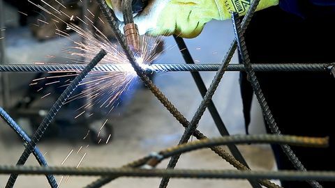 Nahaufnahmebild einer Metallstruktur, die geschweißt wird