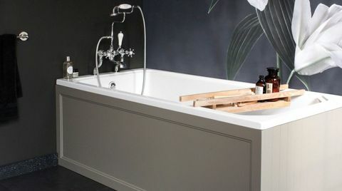 Hauptbadekurort-Ähnliches Badezimmer mit weißer Badewanne