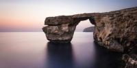 Maltas azurblaues Fenster ist gerade ins Meer gefallen