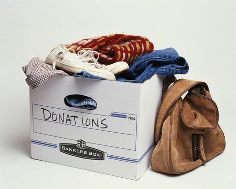 Spendenbox mit Kleidung und persönlichen Gegenständen