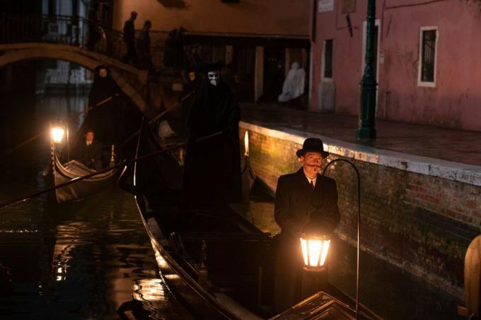 L.R. Riccardo Scamarcio als Vitale Portfoglio und Kenneth Branagh als Hercule Poirot in den Studios des 20. Jahrhunderts. Ein Spuk in Venedig, Foto von Rob Youngso. 2023 Studios des 20. Jahrhunderts. Alle Rechte vorbehalten