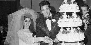 Elvis und Priscilla Presley schneiden ihre Hochzeitstorte