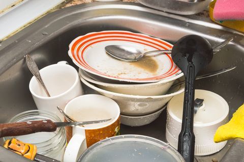 Schmutzige ungewaschene Küchenutensilien und Geschirr in der Spüle