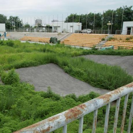 das bmx-stadion für die olympischen spiele in peking 2008 wird aufgegeben und wird jetzt von einer automobilverkaufsgesellschaft gemietet 07aug13