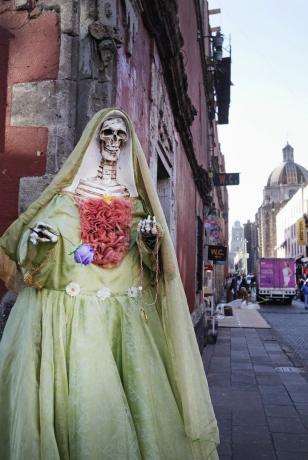 Eine Santa-Muerte-Statue in Mexiko-Stadt