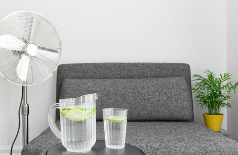 Elektrischer Ventilator und Wasser zum Abkühlen