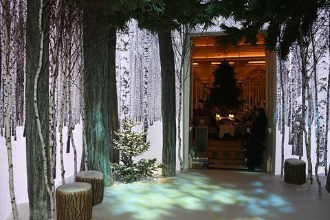 Ein allgemeiner Überblick über die Atmosphäre bei Claridges Christmas Tree 2016 Party mit einem von Sir Jony Ive und Marc Newson entworfenen Baum in Claridges Hotel am 19. November 2016 in London, England.