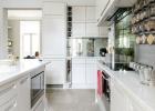Die renovierte weiße Küche verwandelt sich in einen atemberaubenden, geselligen Raum