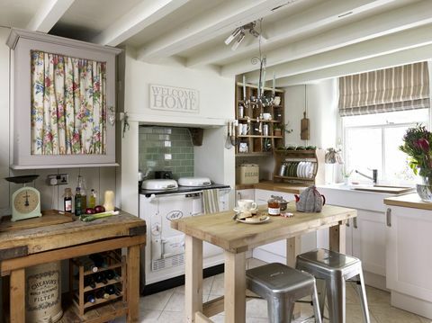 Rustikale Küche mit Balkendecke, Holztisch und Aga, Wohnhaus, Belper Lane, Derbyshire, England, Großbritannien