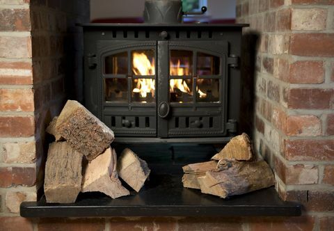 Holzofen in einem Wohnzimmer