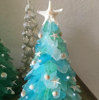 Seeglas Weihnachtsbaum mit Ornamenten