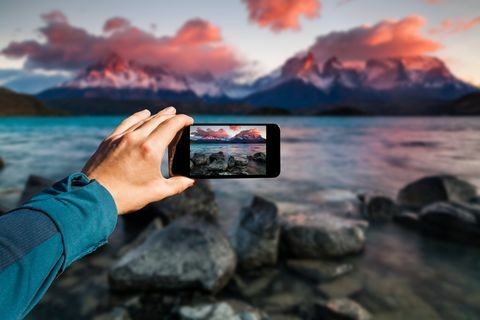 Fotografieren mit Smartphone in der Hand. Reise-Konzept. Torres del Paine, Chili