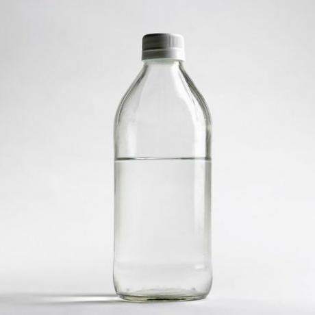 Eine Flasche weißer Essig