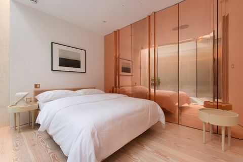 Schlafzimmer mit kupfernen Spiegelschränken
