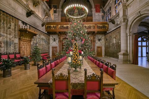 ein riesiger geschmückter Weihnachtsbaum im Biltmore-Haus