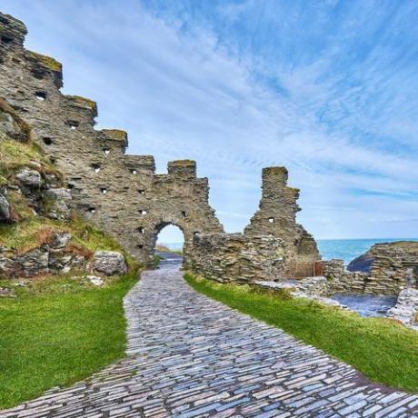 das dorf und das nahe gelegene tintagel castle sind mit den legenden um den geburtsort von könig arthur verbunden