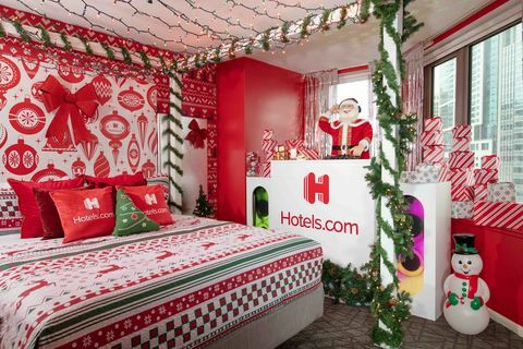 festliches Hotelzimmer in rot-grünem Dekor