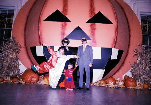 auf diesem foto, präsident jimmy carter, first lady rosalynn carter, ihre tochter amy und ihr enkel Jason posiert für ein Gruppenportrait vor einem großen Kürbis auf dem nördlichen Portikus während eines weißen Hauses Halloween Party