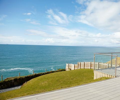 180 Grad Blau - Cornwall - Decking - Savills