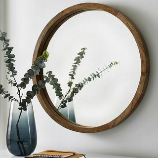 Spiegel mit hellem Holzrahmen