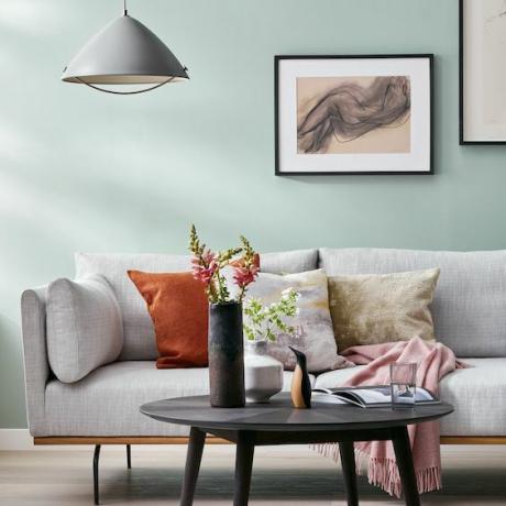 modernes Wohnzimmer mit grauem Sofa, John Lewis