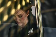 Kate Middleton trägt eine subtile Hommage an die Königin, um zu sehen, wie der Monarch im Staat liegt
