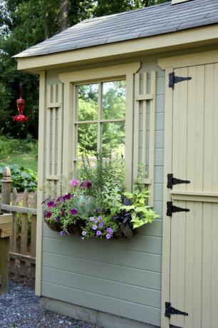 Gartenhaus und Fensterbox