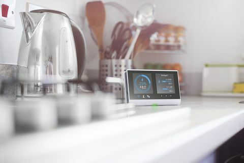 Smart Meter in der Küche eines Hauses zeigt die aktuellen Energiekosten für das Tagesdesign auf dem Bildschirm an