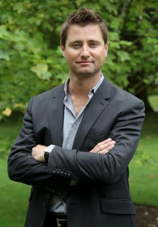 George Clarke posiert vor der Wollisolierungsinstallation von B & Q Sheep's beim Launch von The Prince of Eine Gartenparty in Wales macht den Unterschied auf dem Gelände des Clarence House am 8. September 2010 in London. England.