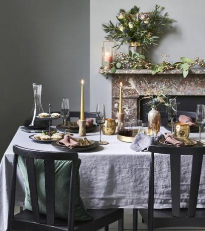 Weihnachten dekoriert Tisch von einem Mantel Stück Zinn Platten auf Kaminsims Kerzenhalter, £ 39, West Ulme Vase, £ 75 für zwei, Cox Cox Bouquet, £ 38, Bloom Wild Table, £ 719 Stühle, £ 229 je Willis Gambier Tischdecke, £ 75, Ferkelkissen, £ 18, Barker Steinhaus Untersetzer, £ 16 Besteckset, £ 35 beide Debenhams Dekanter, £ 6750 Champagner Flöten, £ 1450 pro Tablett, £ 9550 Vase, £ 32 Kerzenhalter, £ 7640 für vier alle Broste Copenhagen Kerzen, £ 450 pro Stück, neugierige Inhaber von Eierlichtern, £ 10 pro Stück, nationales Vertrauen Shop Teller, je £ 10, Habitatalad Teller, je £ 10, West Ulme Becher, £ 33 für sechs, Neptun Cakestand, £ 28 Untersetzer, £ 32 für vier beide Rowen Wren Pink Servietten, je £ 549, leinengraue Serviette, £ 18 für zwei, Kreide-Pinklinen-Mince Pies, £ 799 für sechs, Daylesford-Geschenkverpackung, £ 3-Blatt, Rowen Wren Brass Dish, £ 32 für vier, broste copenhagen