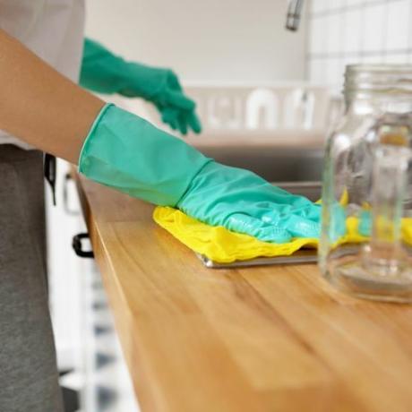 Mittelteil der Frau Reinigung Küchentheke