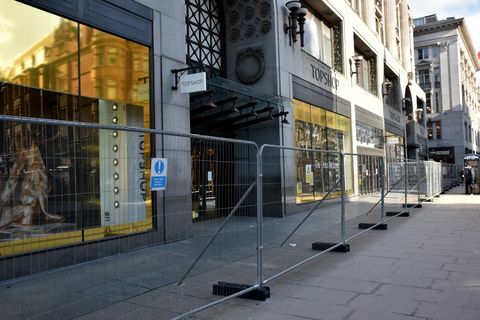 london, großbritannien 12. februar 2021 topshop ist jetzt ein teil von asos, der oxford street flagship store ist jetzt eingezäunt und wird geleert