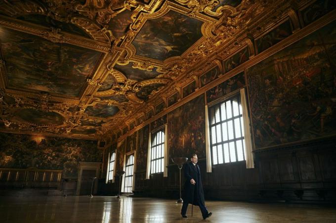 Kenneth Branagh als Hercule Poirot in den Studios des 20. Jahrhunderts, ein Spuk in Venedig, Foto von Rob Youngson, 2023 Studios des 20. Jahrhunderts, alle Rechte vorbehalten