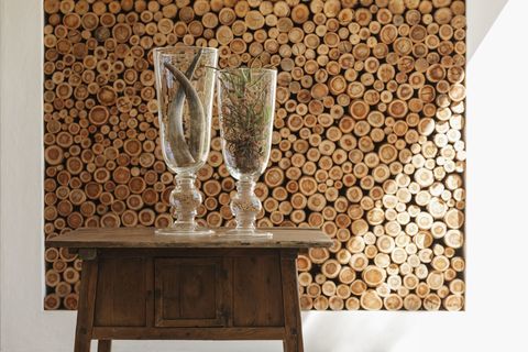 Vasen und Holzscheite im modernen Haus