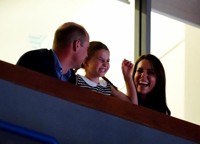 der herzog und die herzogin von cambridge mit prinzessin charlotte, die sich am fünften tag die kunstturnen in der arena birmingham ansehen der Commonwealth-Spiele 2022 in Birmingham, Bilddatum Dienstag, 2. August 2022, Foto von Mike Egertonpa, Bilder über Getty Bilder